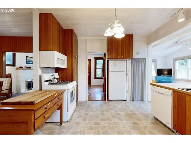641 D St, Gearhart, OR 97138