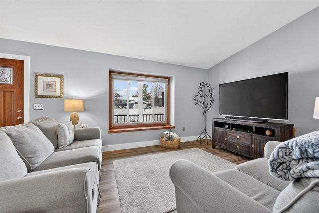 5875 Brookfarm Drive Se, City Of Kentwood, MI 49508