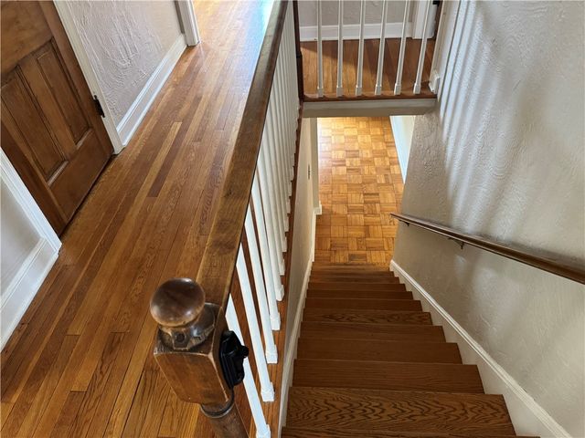 633 Crystal Dr, Mt Lebanon, PA 15228