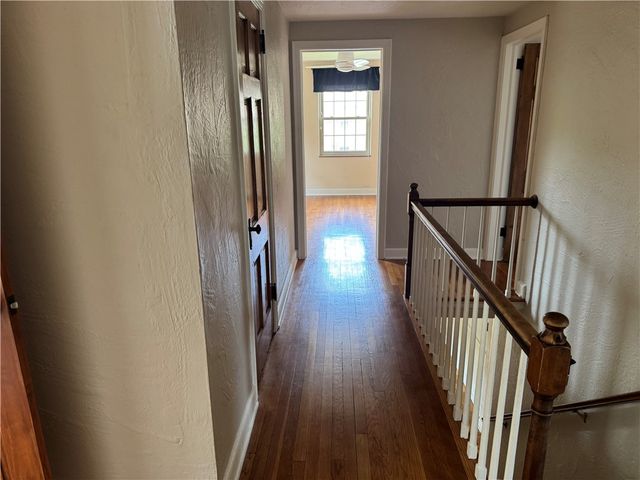 633 Crystal Dr, Mt Lebanon, PA 15228