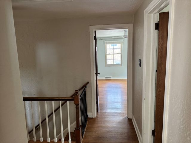 633 Crystal Dr, Mt Lebanon, PA 15228