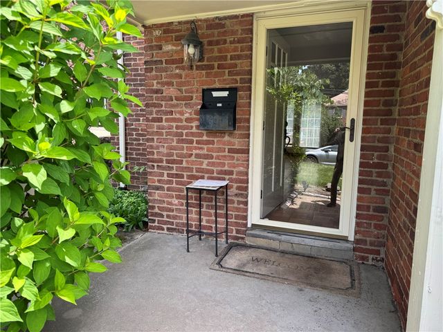 633 Crystal Dr, Mt Lebanon, PA 15228