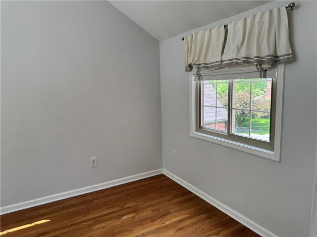 633 Crystal Dr, Mt Lebanon, PA 15228