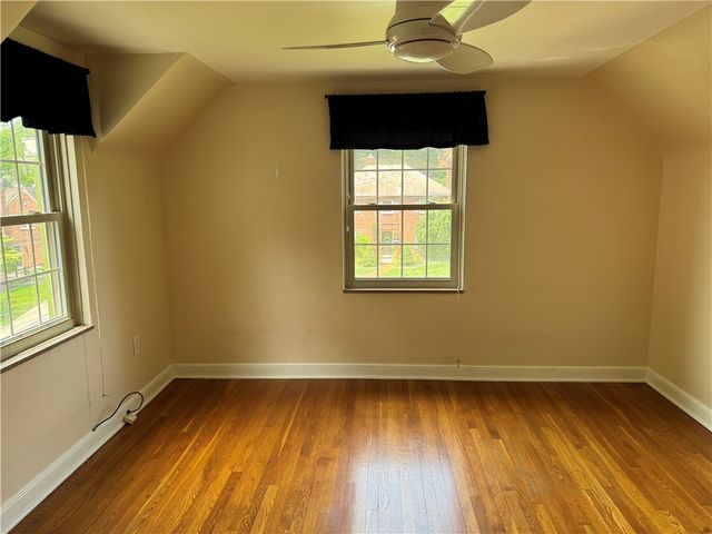 633 Crystal Dr, Mt Lebanon, PA 15228