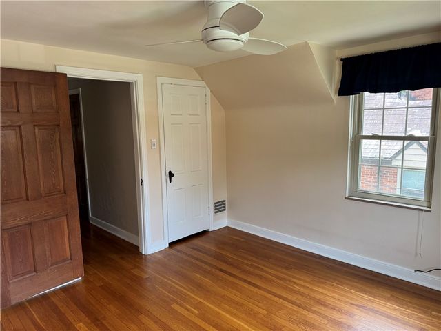 633 Crystal Dr, Mt Lebanon, PA 15228