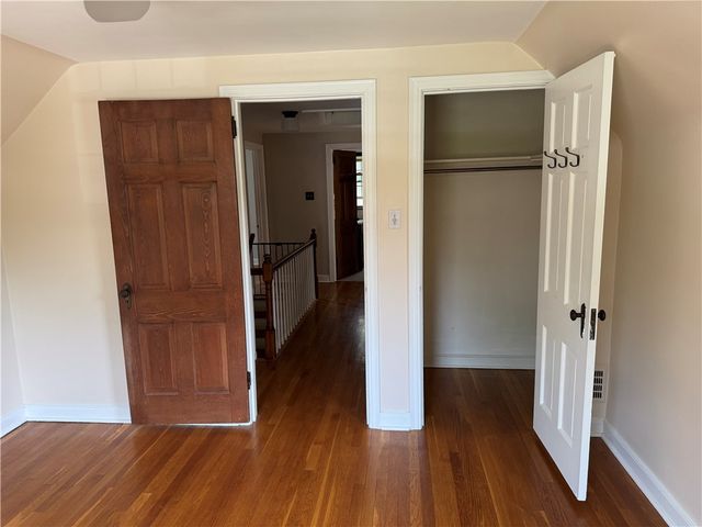 633 Crystal Dr, Mt Lebanon, PA 15228