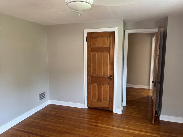 633 Crystal Dr, Mt Lebanon, PA 15228