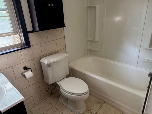 633 Crystal Dr, Mt Lebanon, PA 15228