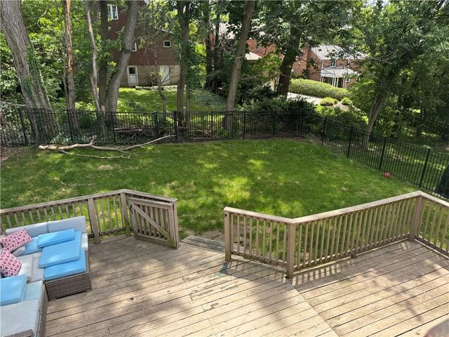 633 Crystal Dr, Mt Lebanon, PA 15228