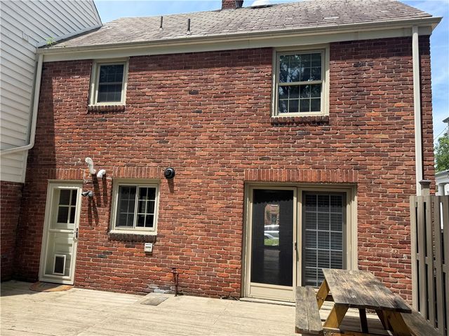 633 Crystal Dr, Mt Lebanon, PA 15228