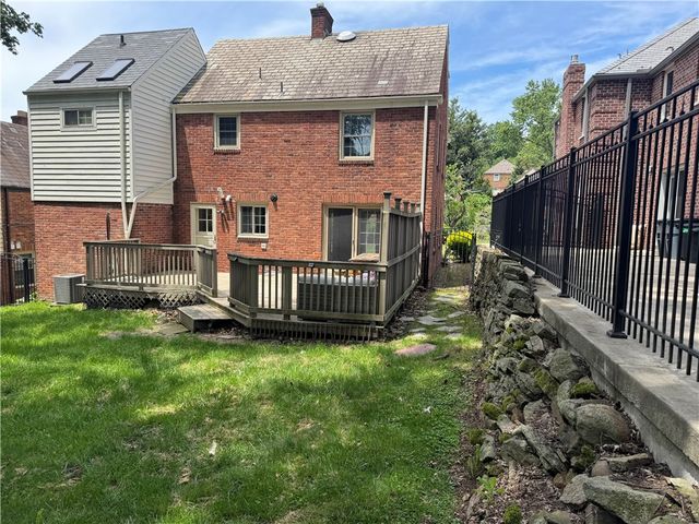 633 Crystal Dr, Mt Lebanon, PA 15228