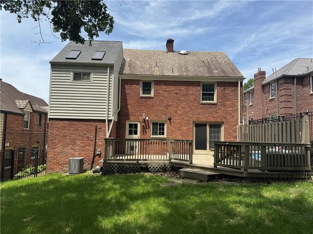 633 Crystal Dr, Mt Lebanon, PA 15228