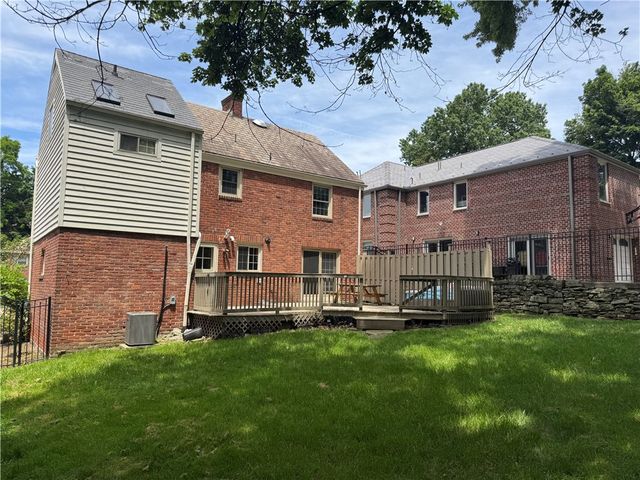 633 Crystal Dr, Mt Lebanon, PA 15228