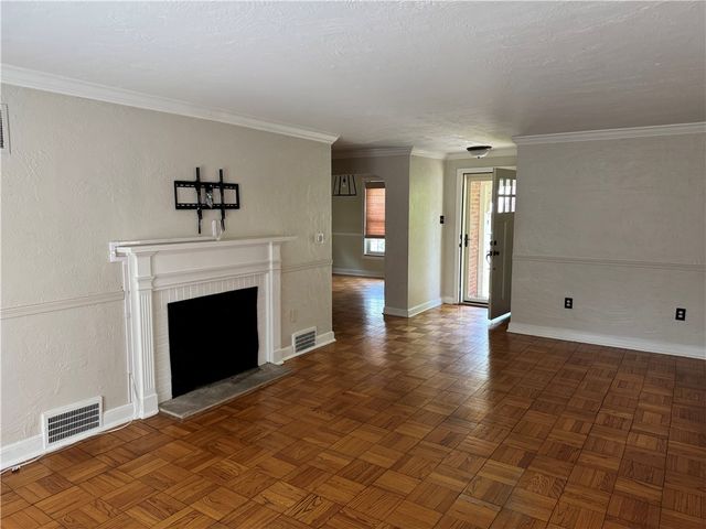 633 Crystal Dr, Mt Lebanon, PA 15228