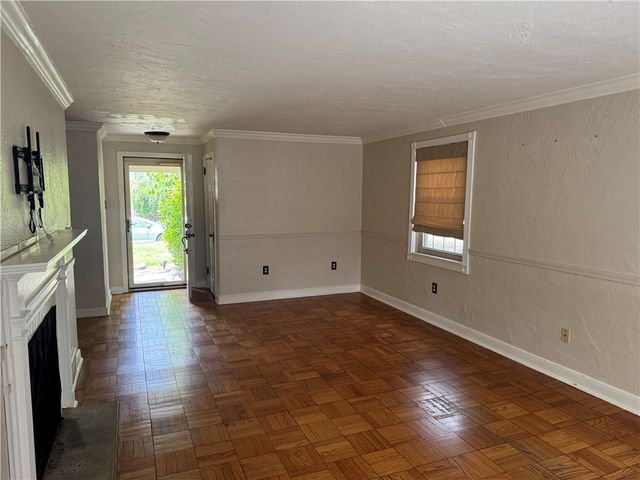 633 Crystal Dr, Mt Lebanon, PA 15228