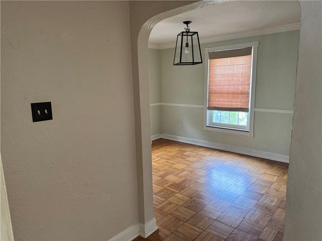 633 Crystal Dr, Mt Lebanon, PA 15228