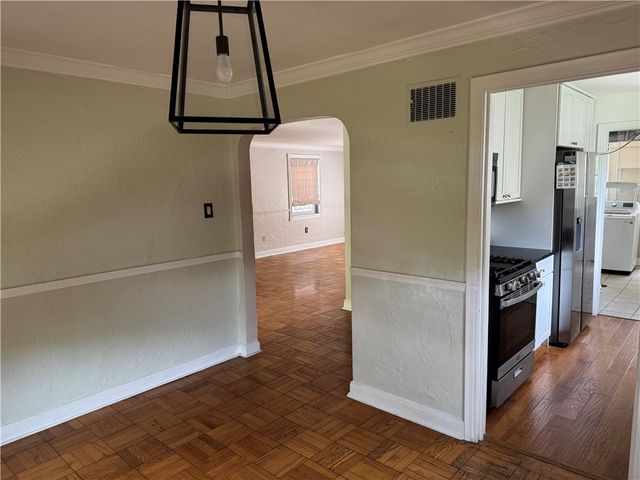 633 Crystal Dr, Mt Lebanon, PA 15228
