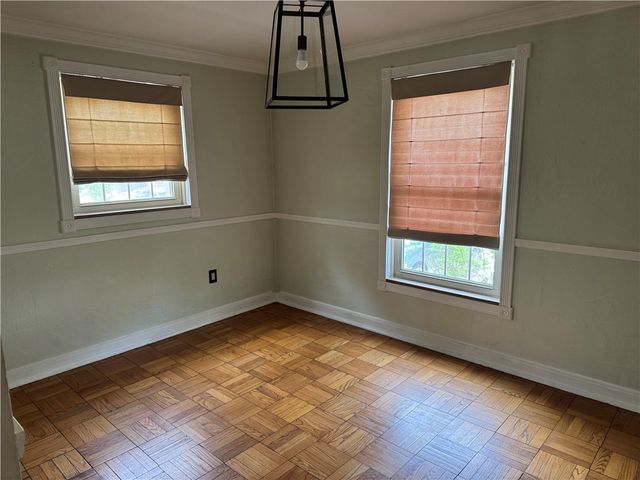 633 Crystal Dr, Mt Lebanon, PA 15228