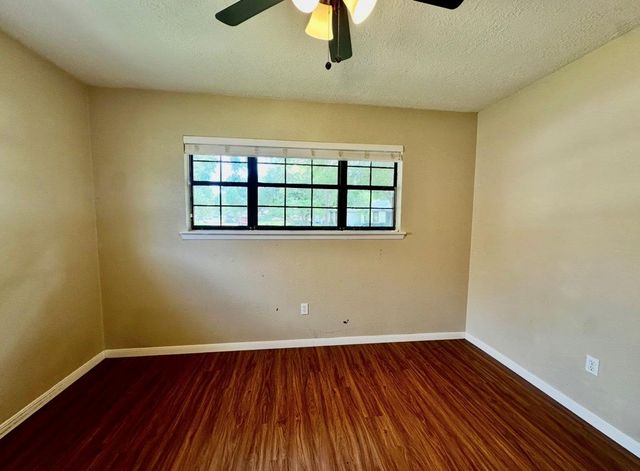 536 Castlelake Drive, Friendswood, TX 77546