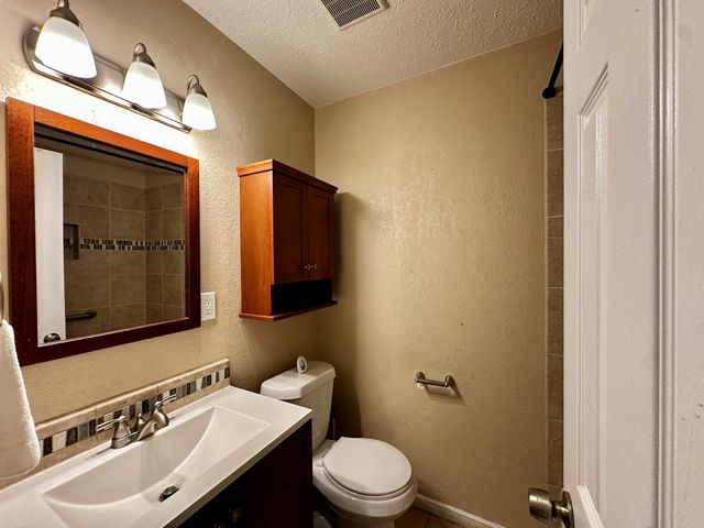 536 Castlelake Drive, Friendswood, TX 77546