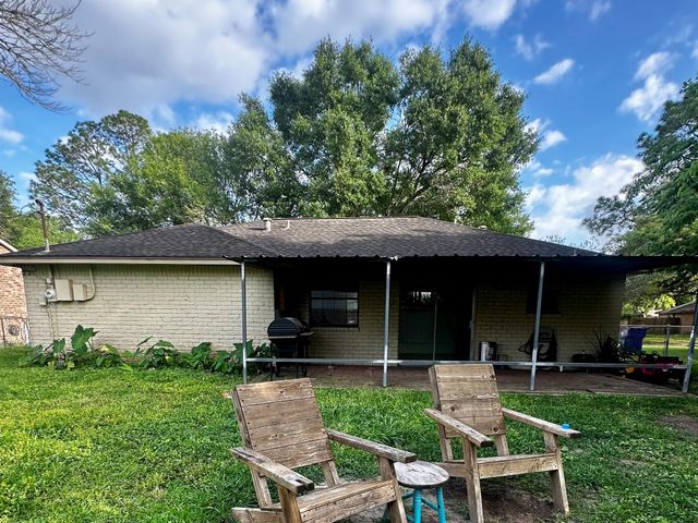 536 Castlelake Drive, Friendswood, TX 77546