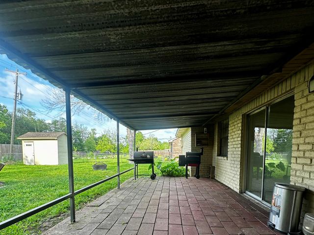 536 Castlelake Drive, Friendswood, TX 77546