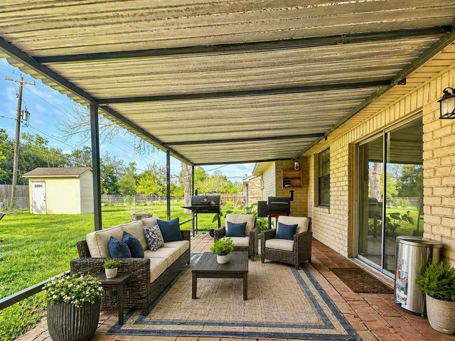 536 Castlelake Drive, Friendswood, TX 77546