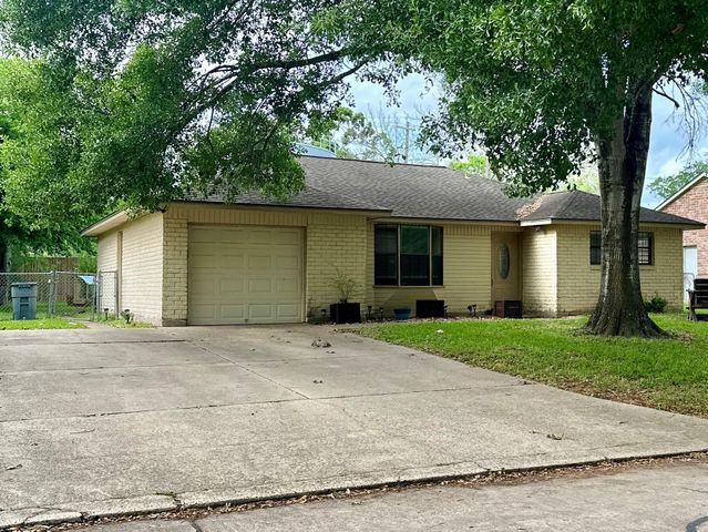 536 Castlelake Drive, Friendswood, TX 77546