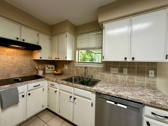 536 Castlelake Drive, Friendswood, TX 77546
