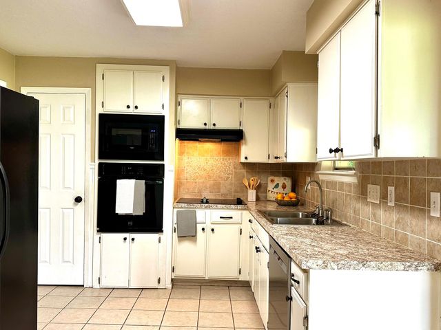 536 Castlelake Drive, Friendswood, TX 77546