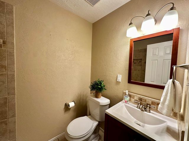 536 Castlelake Drive, Friendswood, TX 77546