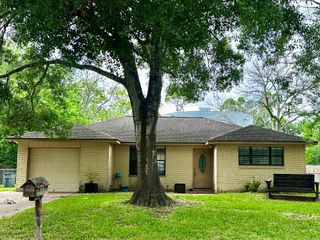 536 Castlelake Drive, Friendswood, TX 77546