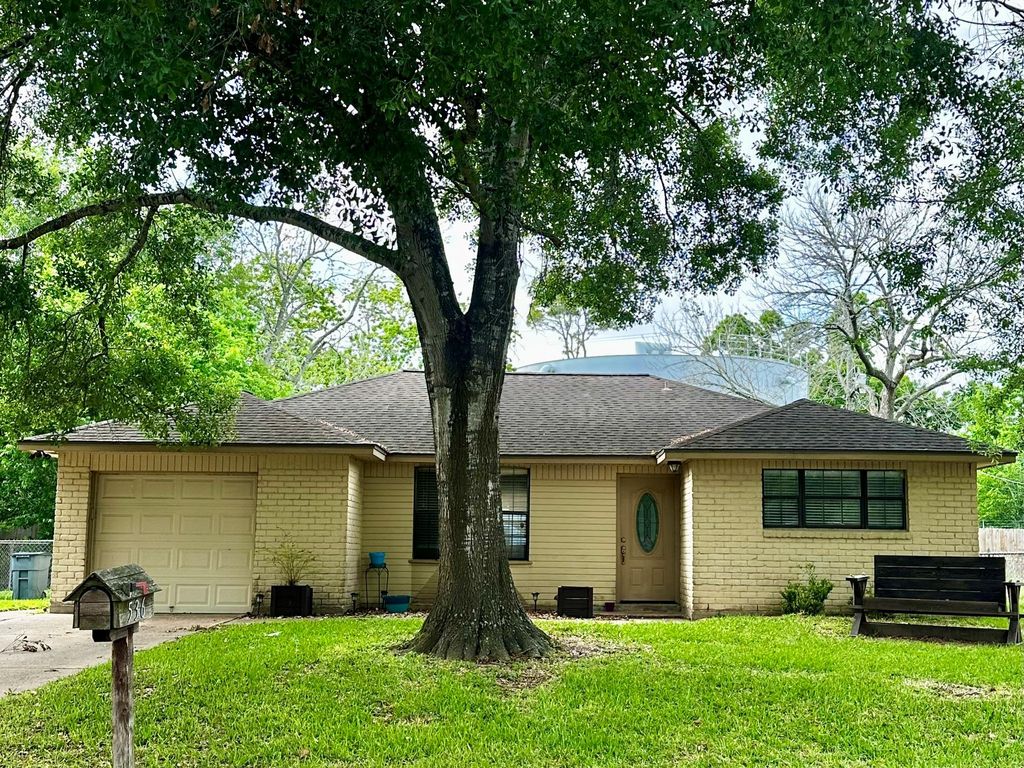 536 Castlelake Drive, Friendswood, TX 77546