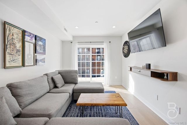 23-23 30th Road 3A, Astoria, NY 11102