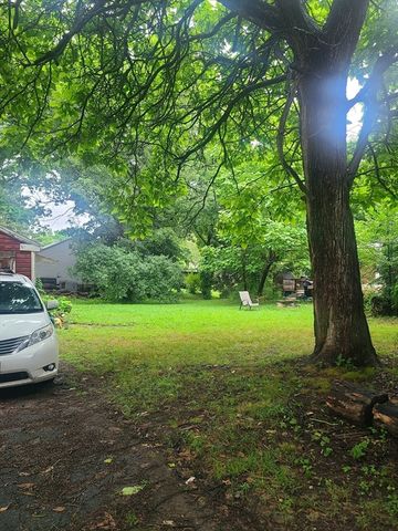 8 White St, Wilbraham, MA 01095