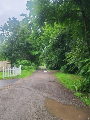 8 White St, Wilbraham, MA 01095