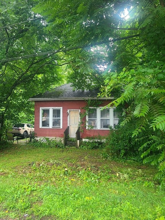8 White St, Wilbraham, MA 01095