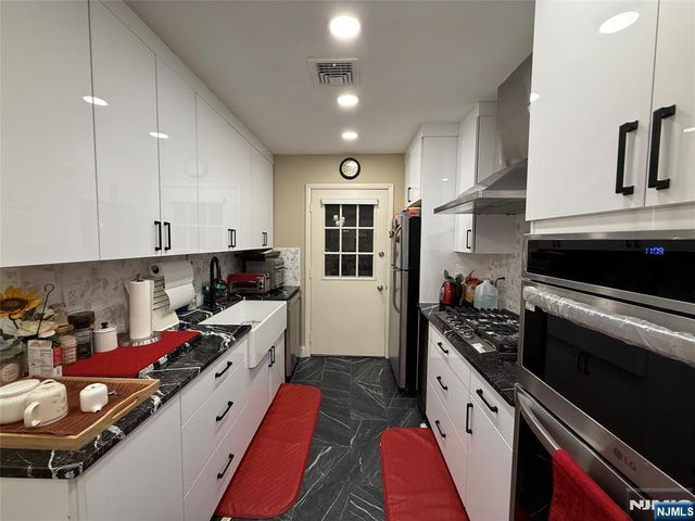 25-3 Tamaron Drive, Waldwick, NJ 07463