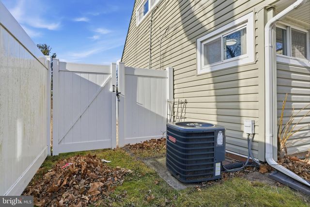 118 WILDFLOWER RD, Levittown, PA 19057