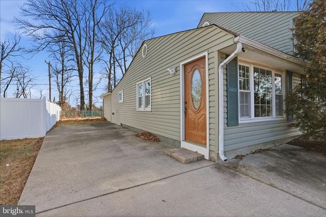 118 WILDFLOWER RD, Levittown, PA 19057