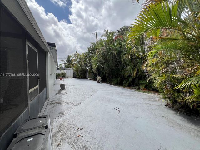 18160 NW 82nd Ave, Hialeah, FL 33015