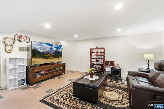 21-10 Carlisle Place, Fair Lawn, NJ 07410