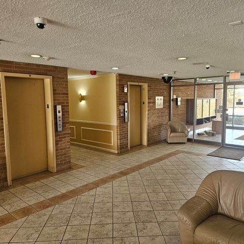 1717 W CRYSTAL Lane 310, Mount Prospect, IL 60056