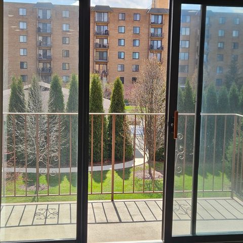 1717 W CRYSTAL Lane 310, Mount Prospect, IL 60056