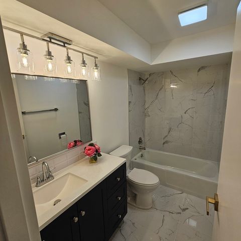 1717 W CRYSTAL Lane 310, Mount Prospect, IL 60056