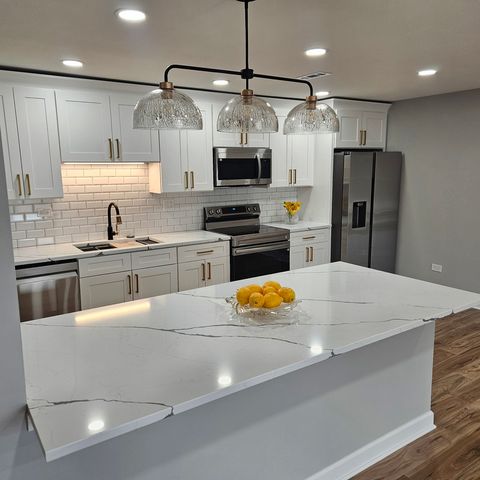 1717 W CRYSTAL Lane 310, Mount Prospect, IL 60056