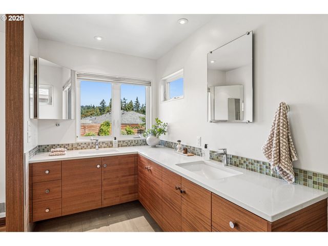 7955 Sw 4TH Ave, Portland, OR 97219