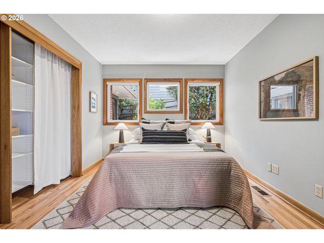 7955 Sw 4TH Ave, Portland, OR 97219