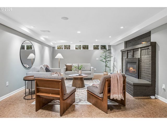 7955 Sw 4TH Ave, Portland, OR 97219