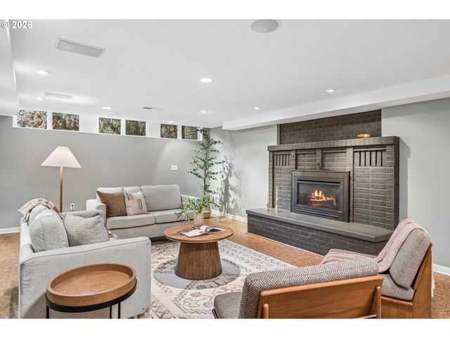 7955 Sw 4TH Ave, Portland, OR 97219